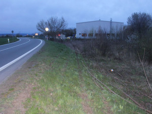 Mladý opilý řidič smetl u Břuchotína patník, plot, hydrant a obrubníky. Zastavilo ho až zaparkované auto