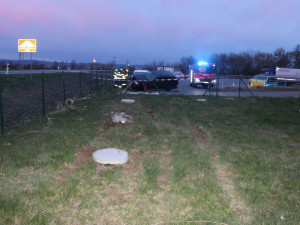 Mladý opilý řidič smetl u Břuchotína patník, plot, hydrant a obrubníky. Zastavilo ho až zaparkované auto