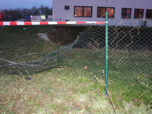 Mladý opilý řidič smetl u Břuchotína patník, plot, hydrant a obrubníky. Zastavilo ho až zaparkované auto