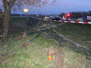 Mladý opilý řidič smetl u Břuchotína patník, plot, hydrant a obrubníky. Zastavilo ho až zaparkované auto
