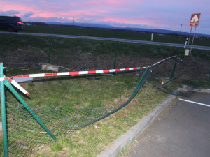 Mladý opilý řidič smetl u Břuchotína patník, plot, hydrant a obrubníky. Zastavilo ho až zaparkované auto