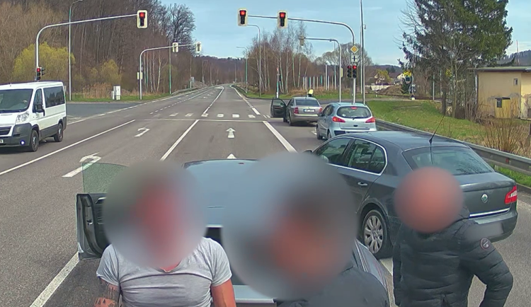 VIDEO: Kamioňák na Jesenicku chtěl předjíždět, řidiči ho blokovali. Na semaforech přišla ostrá výměna názorů