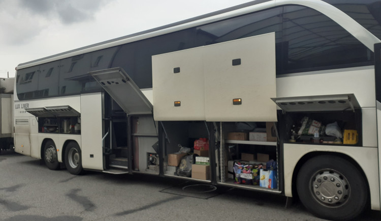 Místo lidí alkohol. Řidič autobusu vezl z Moldavska do Londýna alkohol, celníci na D1 zabavili přes 600 litrů