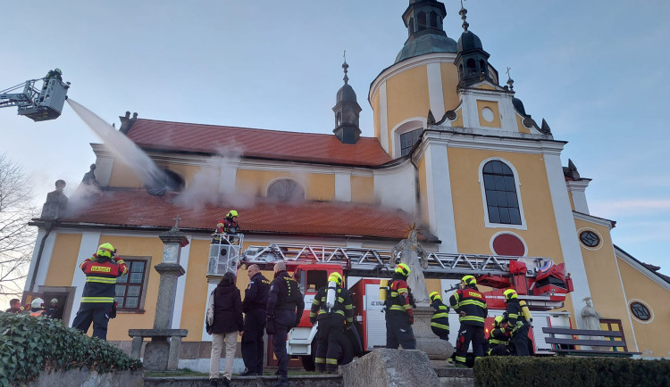 Chlum u Třeboně truchlí po požáru kostela. Farnost poděkovala hasičům