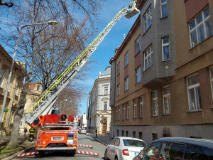 Poničené střechy i pády stromů na trať. Hasiči v Olomouckém kraji řešili kvůli vichru desítky událostí