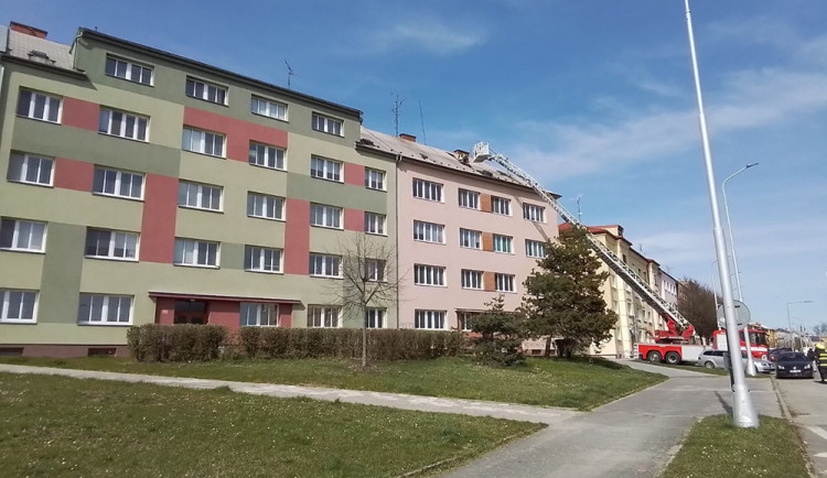 Poničené střechy i náraz vlaku do stromu. Hasiči v Olomouckém kraji řešili kvůli vichru desítky událostí