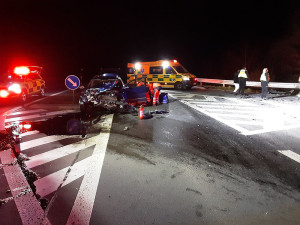 Vážná nehoda na obchvatu Mohelnice: zranili se čtyři lidé, jednu osobu hasiči vyprošťovali