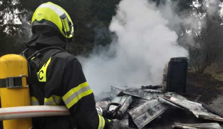 Na Žďársku shořela chatka. Zasahovaly čtyři jednotky hasičů, příčinou byla nedbalost