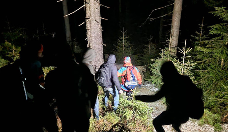 Bez vybavení zabloudili přes hranice. Prochladlé polské turisty v noci vypátrali horší záchranáři