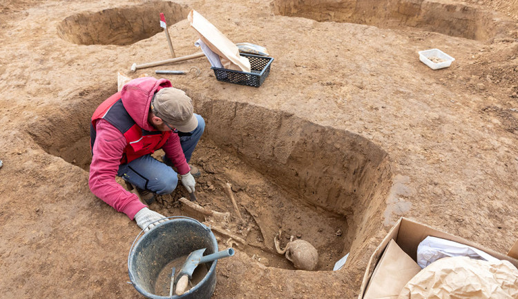 Před stavbou dálnice u Olomouce odkryli archeologové unikátní pohřebiště, návrší bylo kultovním místem