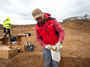 Před stavbou dálnice u Olomouce odkryli archeologové unikátní pohřebiště, návrší bylo kultovním místem