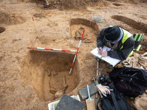 Před stavbou dálnice u Olomouce odkryli archeologové unikátní pohřebiště, návrší bylo kultovním místem