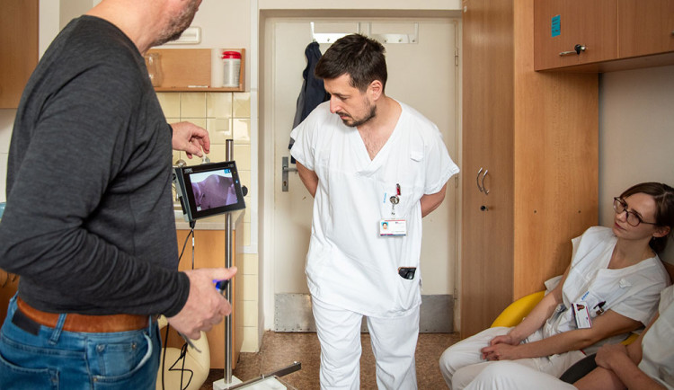 Anonymní dárce věnoval olomoucké nemocnici cenný přístroj na pomoc miminkům