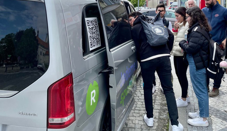 V Pardubickém kraji či v Říčanech u Prahy jezdí v operativním systému mikrobusy startupu Citya