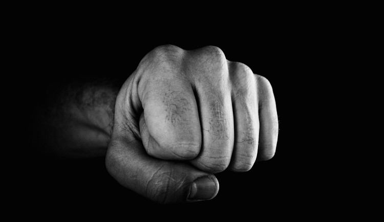 Chtěli řidiče upozornit na rozbité světlo, dočkali se agresivity