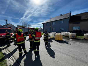 Na Přerovsku se převrátil náklad hnojiva. Z proražených nádrží unikly chemikálie do kanalizace