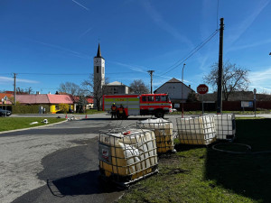 Na Přerovsku se převrátil náklad hnojiva. Z proražených nádrží unikly chemikálie do kanalizace