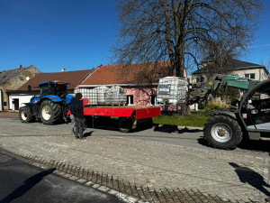 Na Přerovsku se převrátil náklad hnojiva. Z proražených nádrží unikly chemikálie do kanalizace