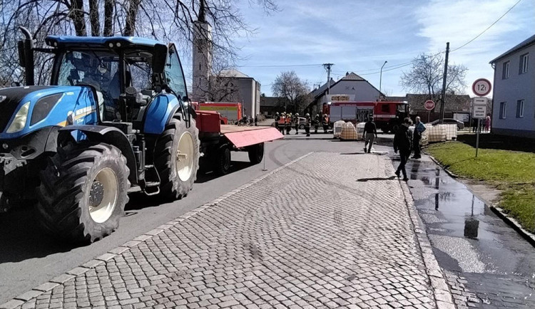 Na Přerovsku se převrátil náklad hnojiva. Z proražených nádrží unikly chemikálie do kanalizace