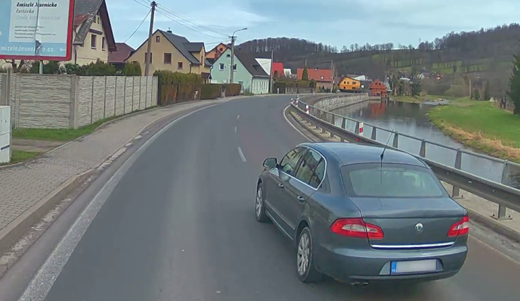 VIDEO: Fatální neznalost pravidel, říká k incidentu na silnicích u Jeseníku expert BESIPu