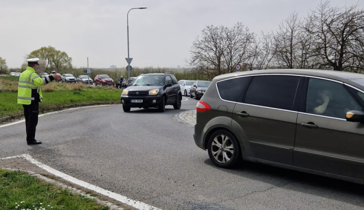 Doprava k olomoucké zoo zkolabovala. Policie auta odkláněla pryč
