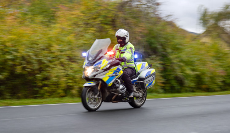 Policie šetří nehodu cyklisty a motorkáře v Třešti. Hledají staršího muže na kole, co měl reflexní oblečení