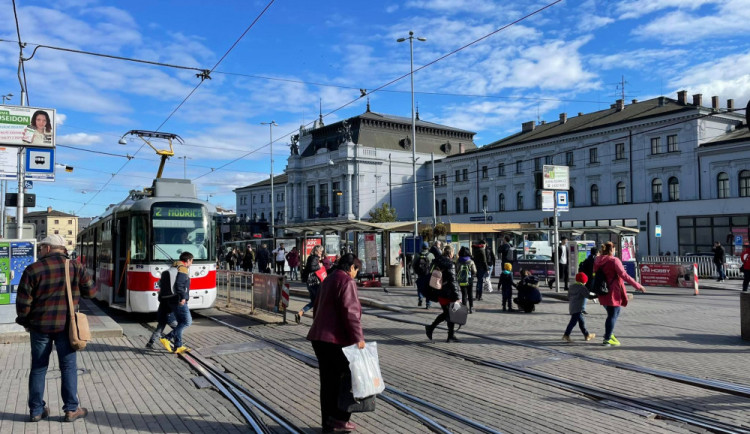 Muž se snažil okrást ženu u hlavního nádraží. Řidič autobusu pomohl v jeho dopadení
