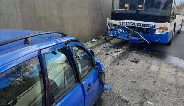 FOTO: U Řehořova se srazila řidička s autobusem, ve kterém jelo 39 cestujících. Čtyři lidé se zranili