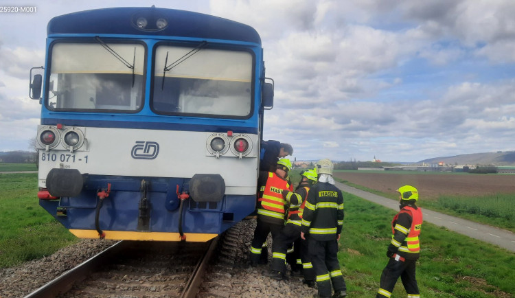 Na železničním přejezdu u Kostelce na Hané se srazilo auto s vlakem. Hasiči evakuovali cestující