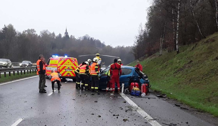 Nehoda u Dlouhého Mostu omezila dopravu. Boural tam osobní vůz