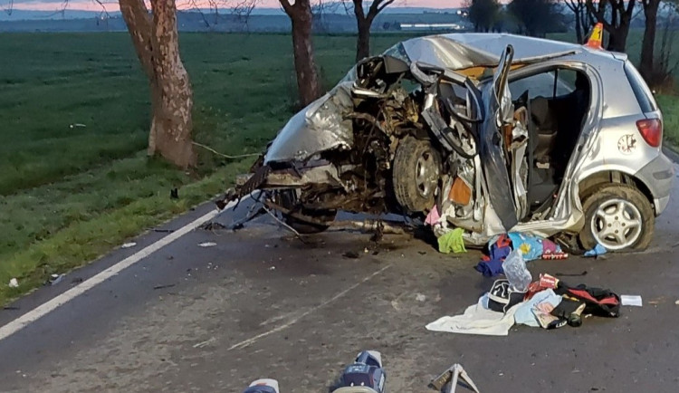 Třetí tragická nehoda na stejné silnici u Olšan. Po nárazu do stromu opět zemřel řidič osobního vozu