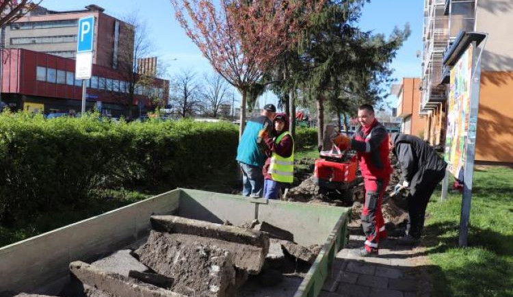 Přerov začal opravovat chodníky. Do podzimu investuje miliony v centru města i v místních částech