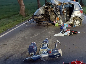 Další tragická nehoda u Olšan. Řidič osobního vozu zemřel poté, co auto narazilo do stromu
