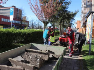 Přerov začal opravovat chodníky. Do podzimu investuje miliony v centru města i v místních částech