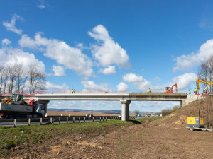 Pozor na D35. Dnes začíná oprava estakády, o víkendu bude u Křelova dálnice zavřená kvůli bourání mostu