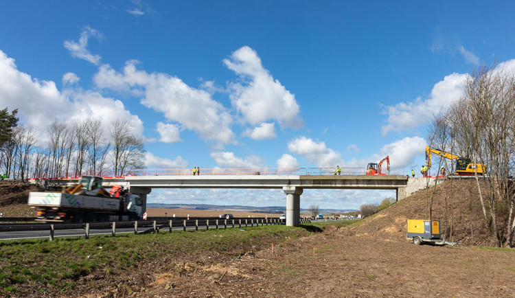 Řidiči pozor. Dnes začíná oprava estakády, o víkendu bude u Olomouce kvůli bourání mostu uzavřena D35
