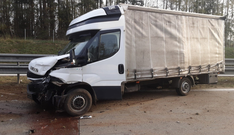 Ranní havárie na dálnici. Srazilo se tam auto s dodávkou, nikdo se nezranil