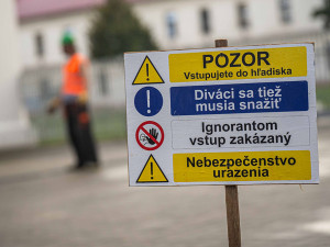 Novocirkusový festival v Olomouci nabídne úchvatná představení v letním kině i akrobacii na bagru