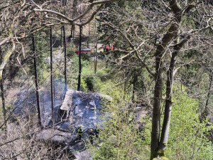 Deset jednotek hasičů zápolilo s lesním požárem na Olomoucku. K ohniskům se museli i slaňovat