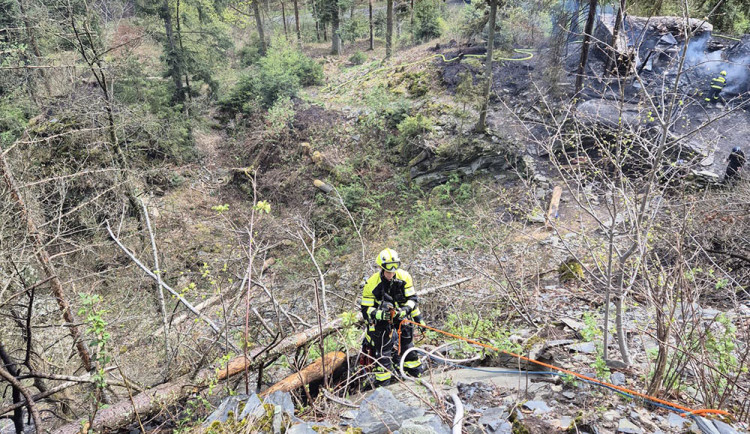 Deset jednotek hasičů zápolilo s lesním požárem na Olomoucku. K ohniskům se museli i slaňovat