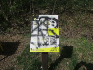 Vandal řádil na stezce zdraví u Horní Libiny, posprejoval cvičební prvky. Napáchal škody za desítky tisíc