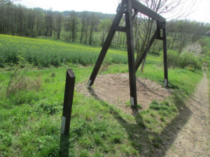 Vandal řádil na stezce zdraví u Horní Libiny, posprejoval cvičební prvky. Napáchal škody za desítky tisíc