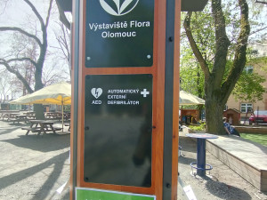 První multifunkční cyklostojan je na Floře. Nabízí nabíječky, defibrilátor, nářadí i veřejný internet