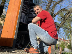 První multifunkční cyklostojan je na Floře. Nabízí nabíječky, defibrilátor, nářadí i veřejný internet