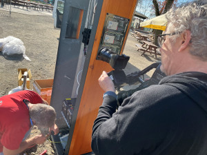 První multifunkční cyklostojan je na Floře. Nabízí nabíječky, defibrilátor, nářadí i veřejný internet