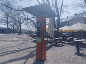 První multifunkční cyklostojan je na Floře. Nabízí nabíječky, defibrilátor, nářadí i veřejný internet