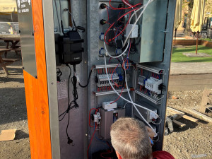 První multifunkční cyklostojan je na Floře. Nabízí nabíječky, defibrilátor, nářadí i veřejný internet