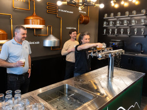 Jannis Samaras křtí výčepní pult v návštěvnickém centru, nalevo sládek pivovaru Holba Luděk Reichl