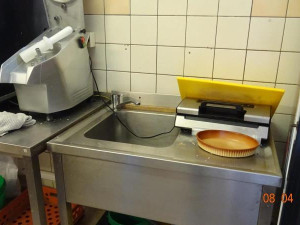 Vyhlášená restaurace Bristol měla havárii s odpadem, inspekce zavřela kuchyni. Zbytek podniku je v provozu