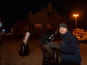 (NE)OBYČEJNÍ: S hvězdářským dalekohledem v ulicích Olomouce. Vyměnil jsem kancl za vesmír, říká Michal Štipl